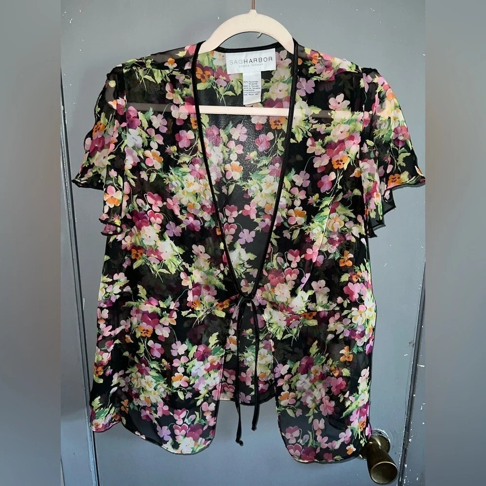 SAG Harbor over lay top with tie front. Black base with floral print.